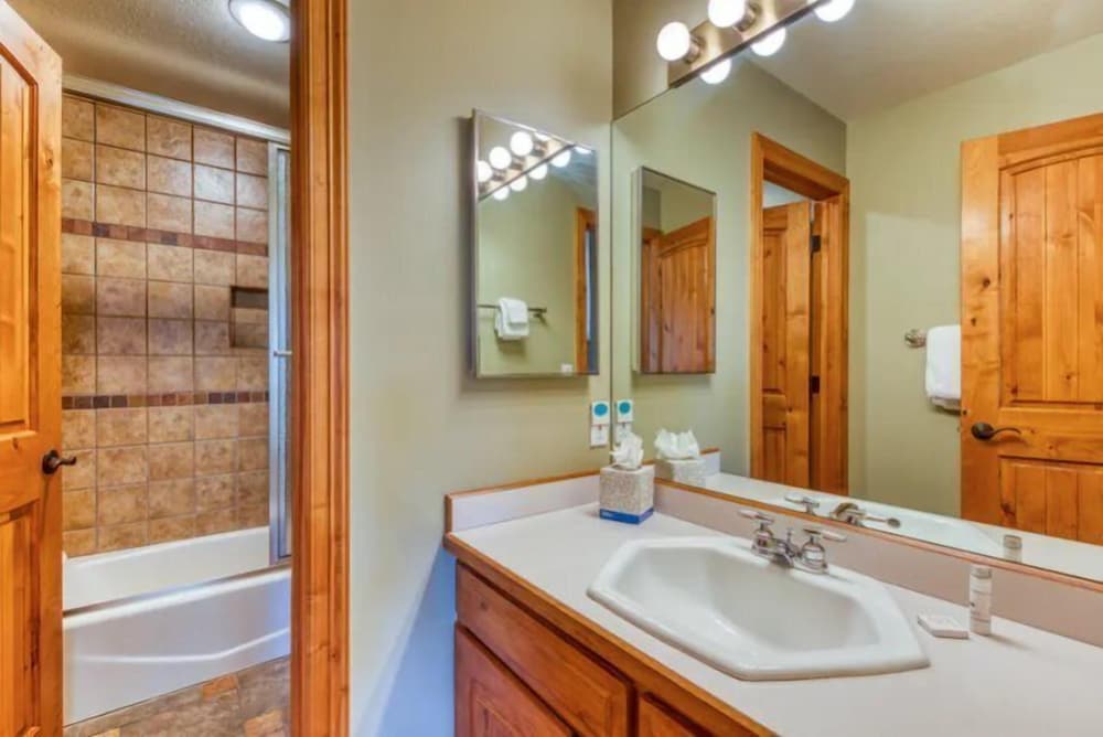 Breckenridge 5 Bedroom Luxury Home w/ Hot Tub & Views!