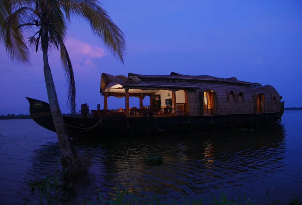 Cosy Houseboats