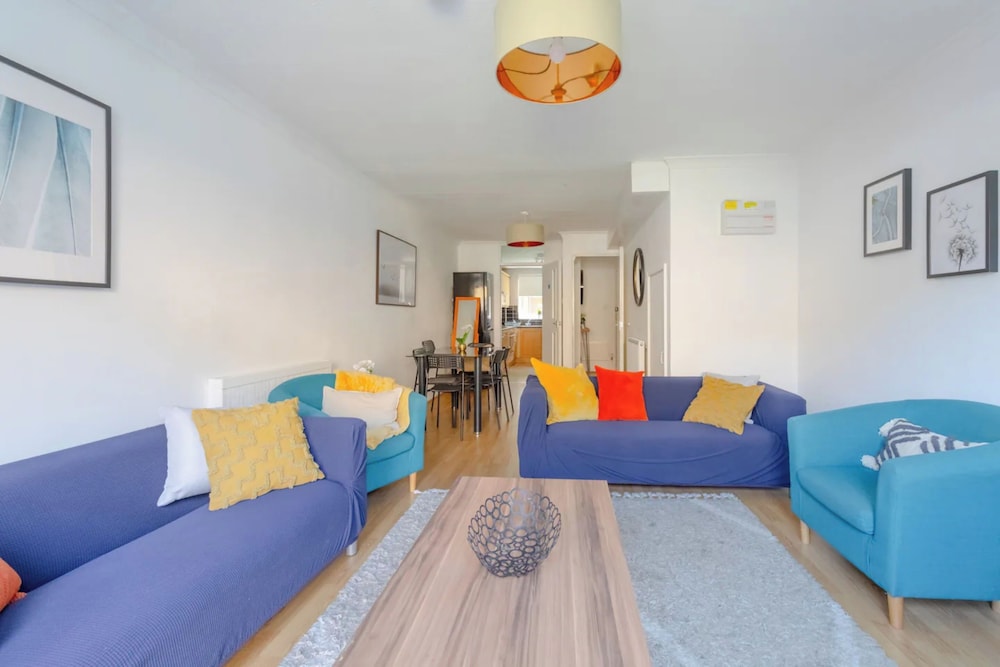 Lovely 4 Bed House w Garden, 1 Stop to Waterloo