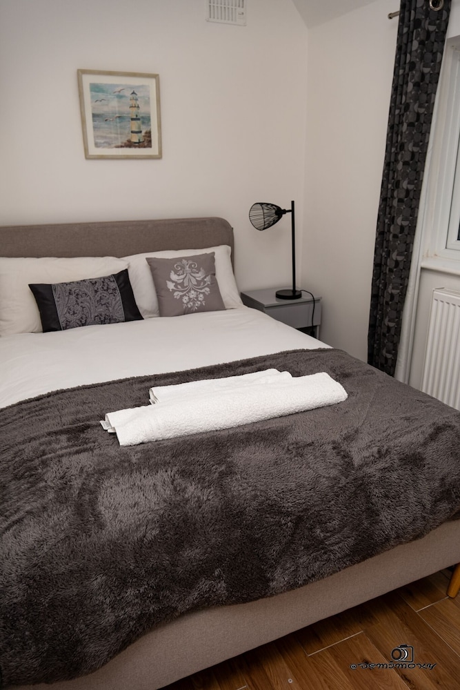 Walsall Vacations - Cosy Home With Private Parking - Property Image 3