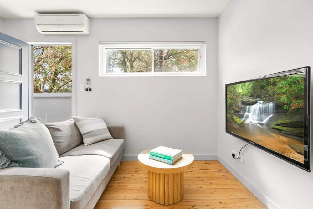 Modern 1-bed Pad Minutes Away From Beach