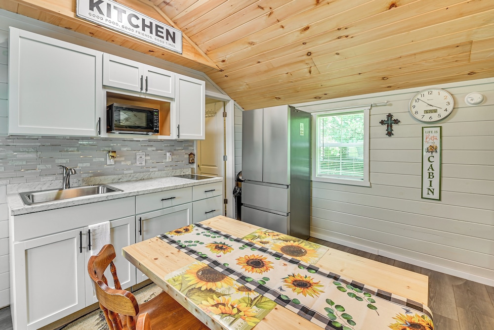 14 Mi to Kentucky Horse Park: Creekside Cabin