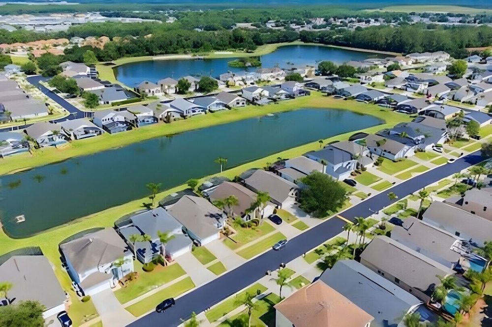Cozy 4BR Villa w/ Priv Pool Lake Berkley Resort