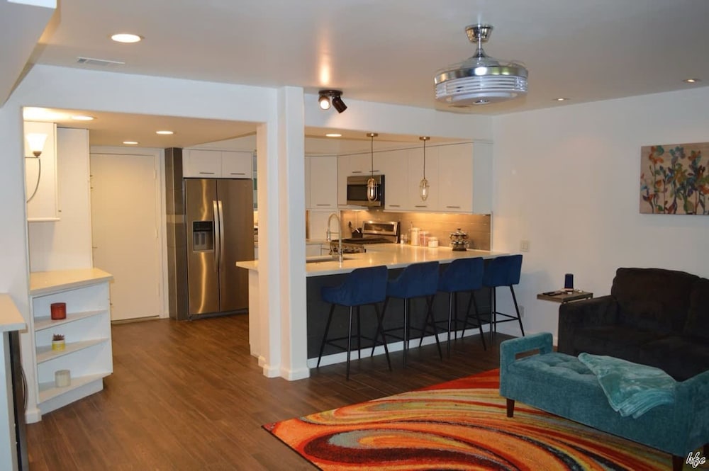 2BD Ground Floor Condo in Gated Gardens Pool Spa