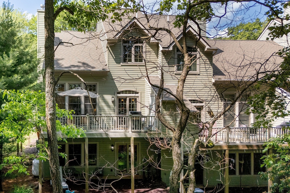 Highland Hideaway by Avantstay Group Poconos Retreat w Patio Game Room