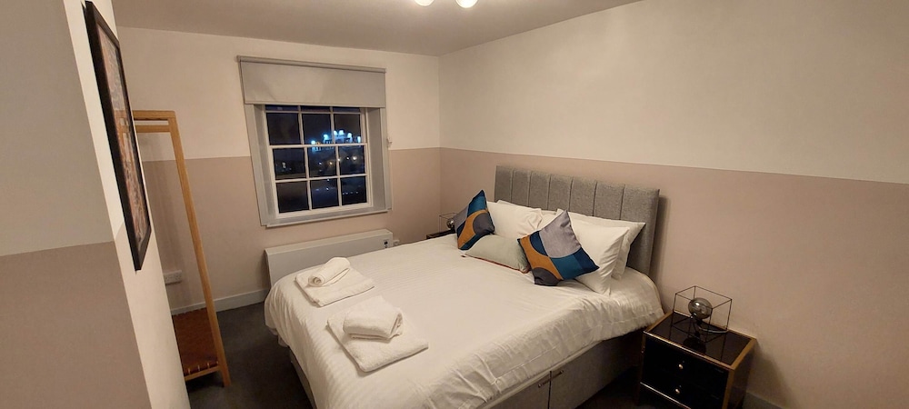 1 Bdr Modern Living in The Old Bank Hse