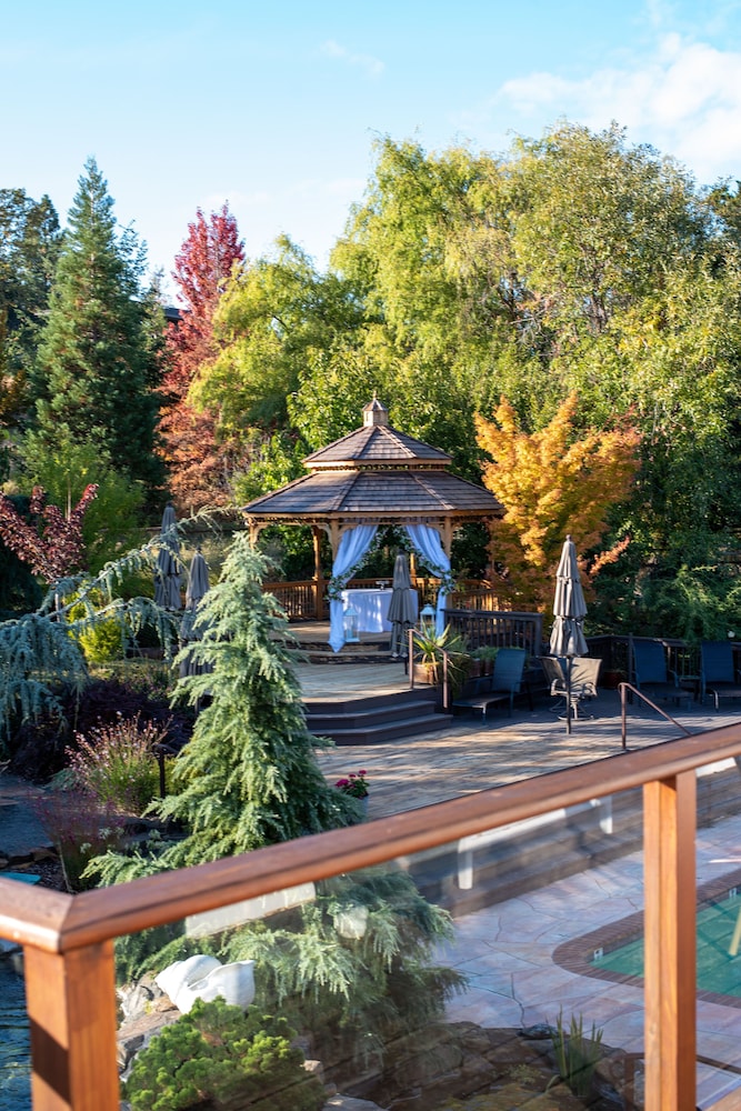 Ashland Vacations - Country Willows Inn and Estate - Property Image 17