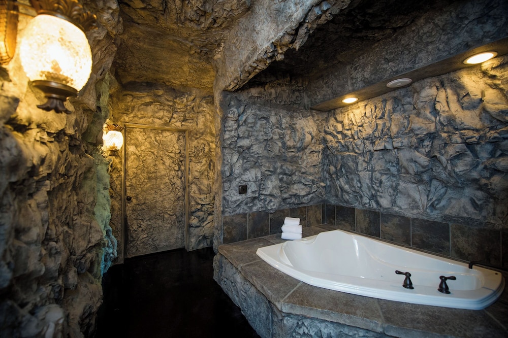 Eureka Springs Treehouses, Hobbit Caves & Castles