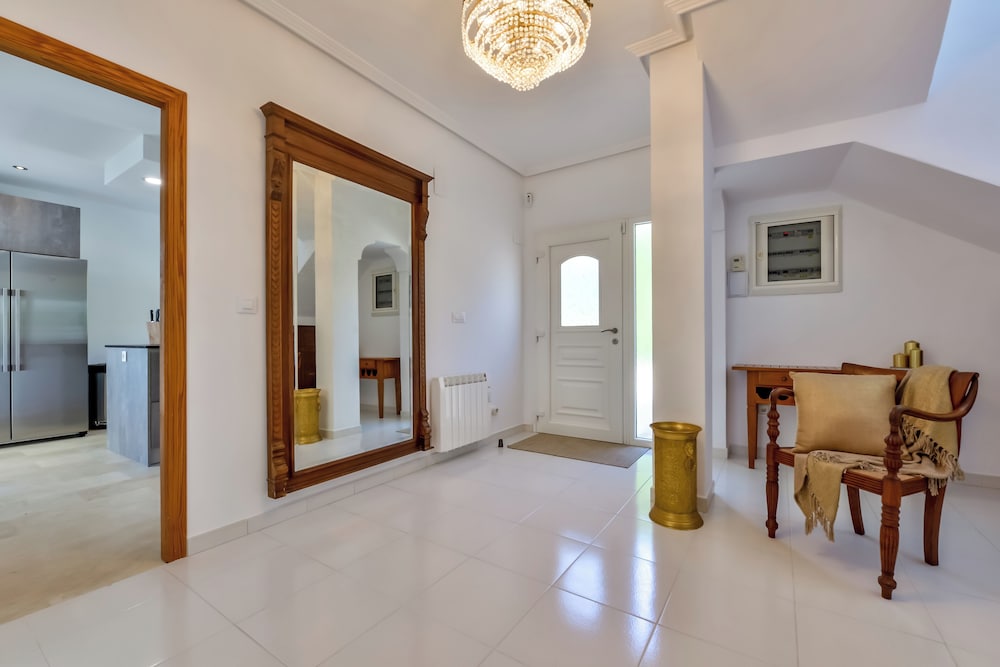 4bed Villa Sleeps 8- Pool, Garden, Bbq, Near Beach