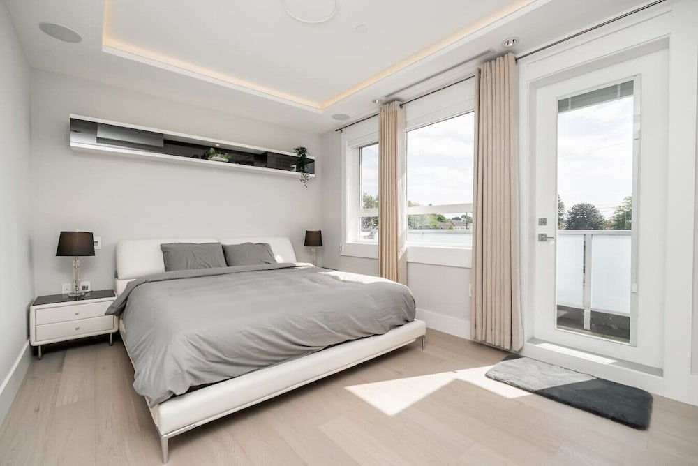 Centrally-located Luxury Home With Views Cinema