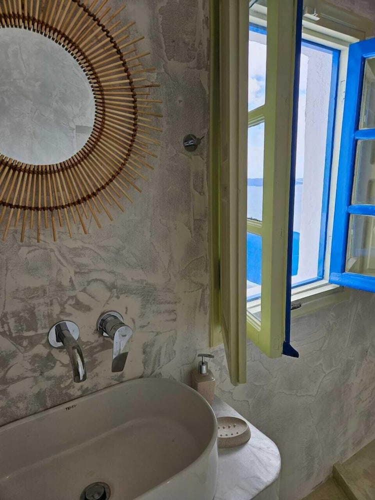 Phaos Oia Suites