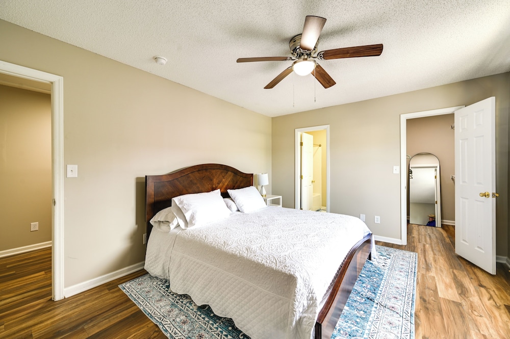 6 Mi to Med District: Greenville Home w/ Yard