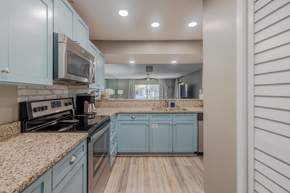 2BR Condo in Edgewater Resort With Golf, Tennis, Pools & Free Tram Service!