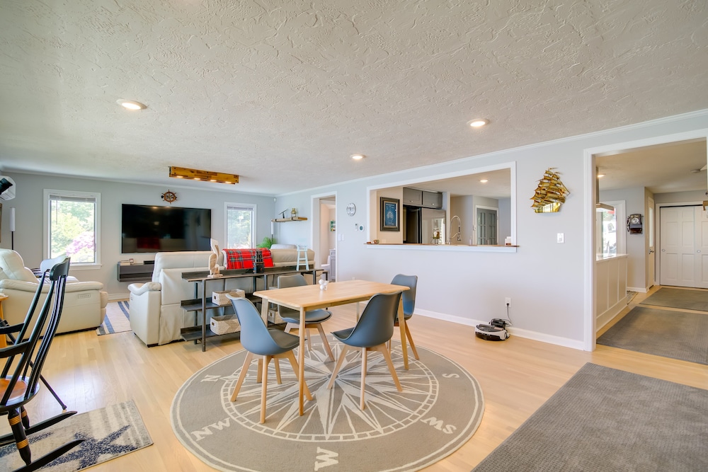 Bayfront Home w/ Deck - 4 Mi to Downtown Plymouth!