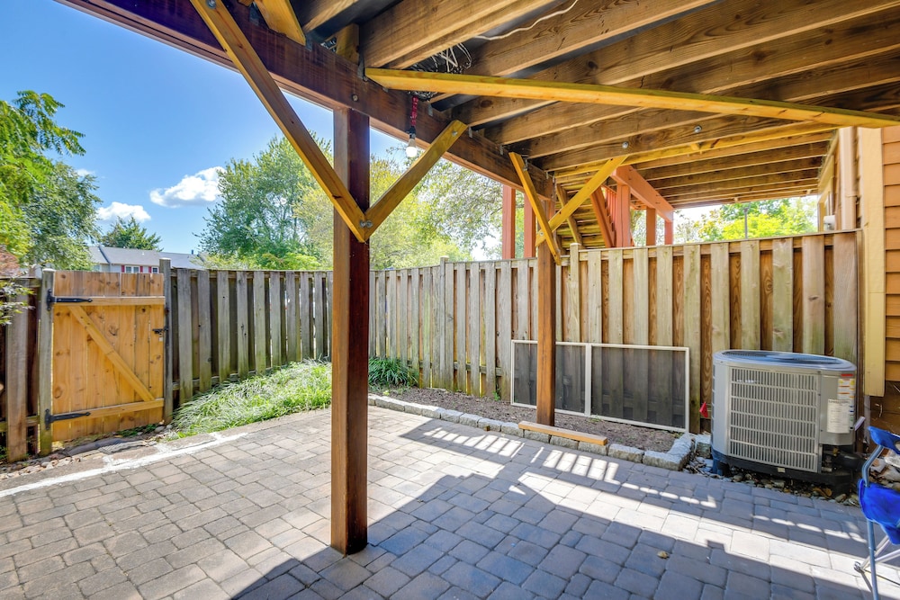Close to Hospital & Dulles: Herndon Townhome