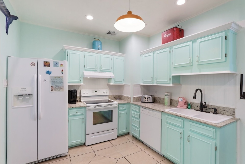 Marmalade Mermaid 3 Bedroom Home by RedAwning