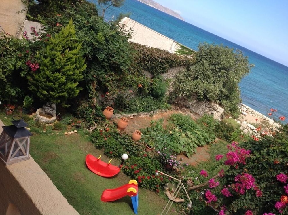 Asterias Studios Apartments