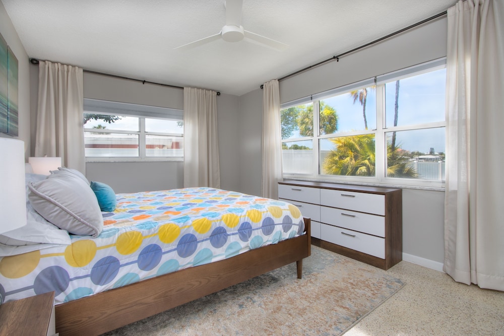 Salt Life - Weekly Vacation Rental 2 Bedroom Home by Redawning view 5