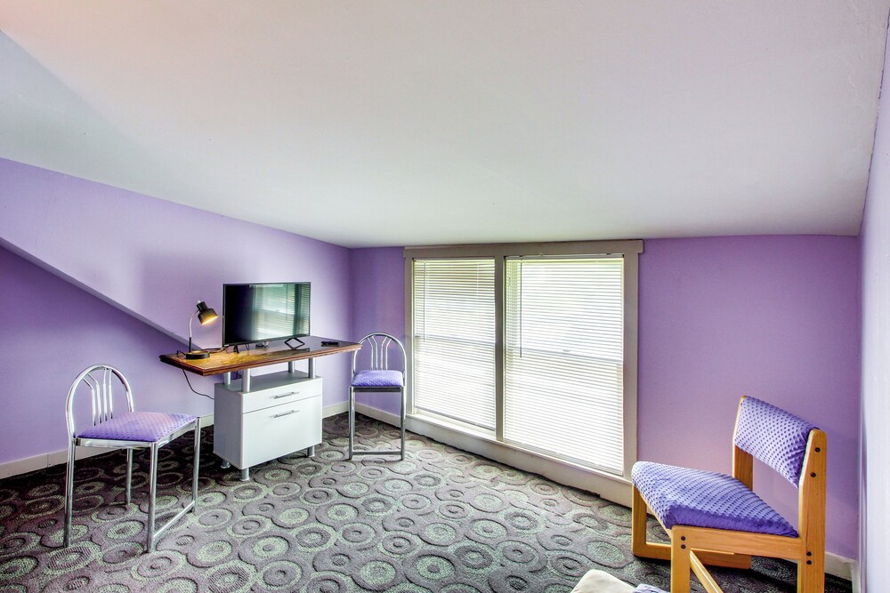 1 Mi to K-state Campus: Central Manhattan Home