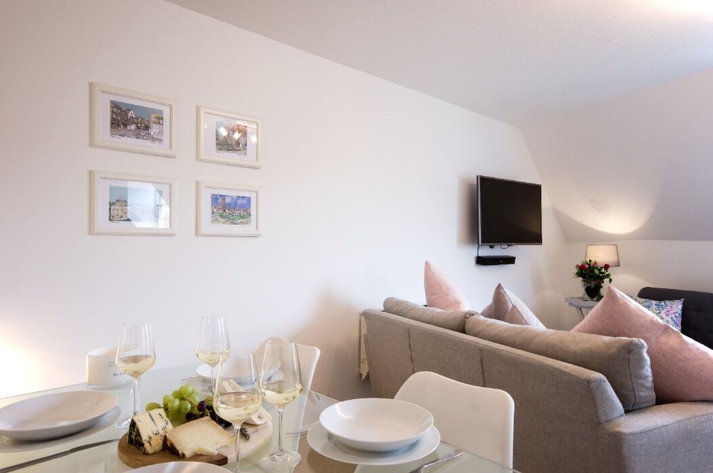 Luxurious & Modern Home view 5