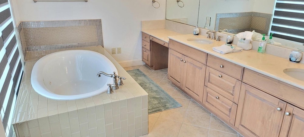 Laguna Bay 3 Bedroom Condo by Redawning view 5