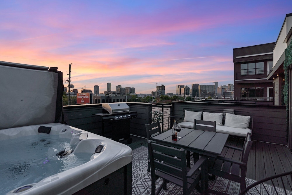 Cowboy Country - Private Rooftop With Hot Tub!