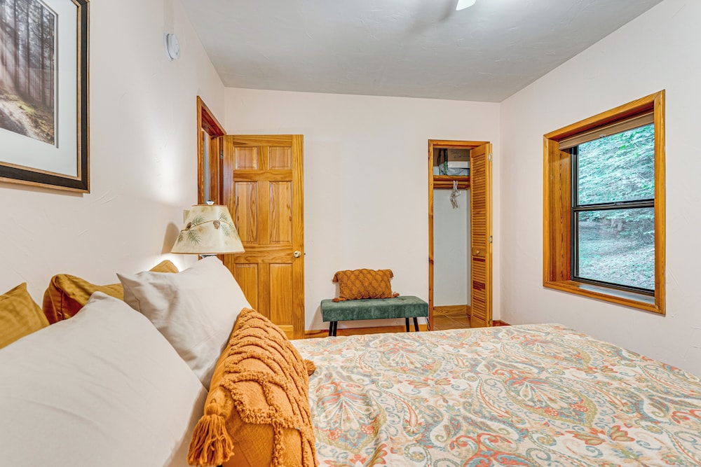 Hike, Fish & More: Cozy Cabin w/ Patio in Murphy!