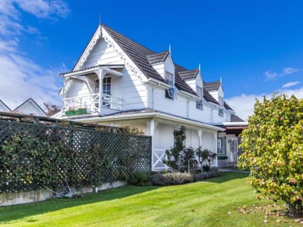 Hotel Phoenix Resort - Image 1