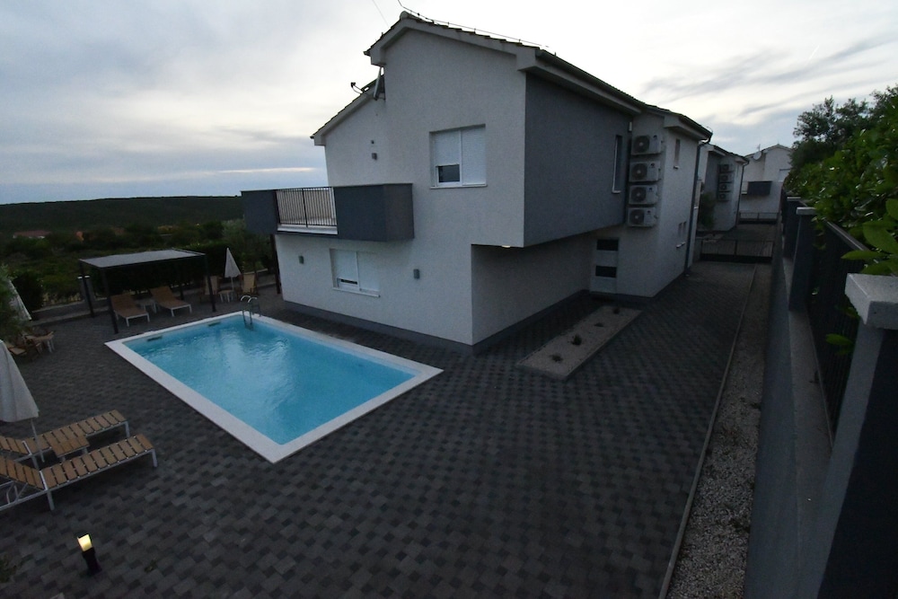 Luxury Escape With Swimming Pool & Modern Design