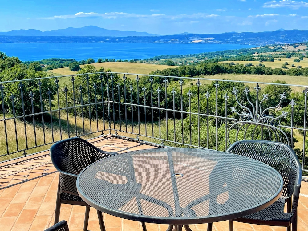 Charming Villa in Umbria - Sleeps 16 - Lake View - Pool, Jacuzzi and Events Room