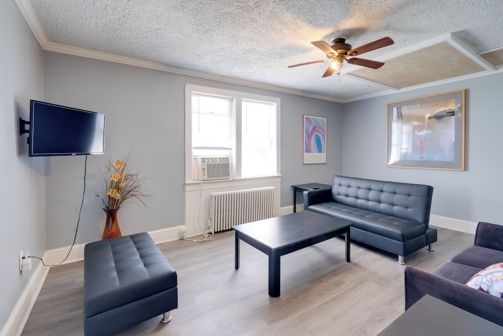 Near Shops, Eats & Trails: Loudon County Apt!