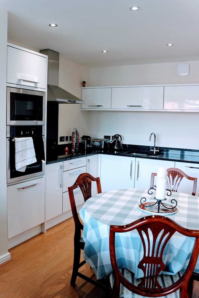 Modern Apartment in Edinburgh