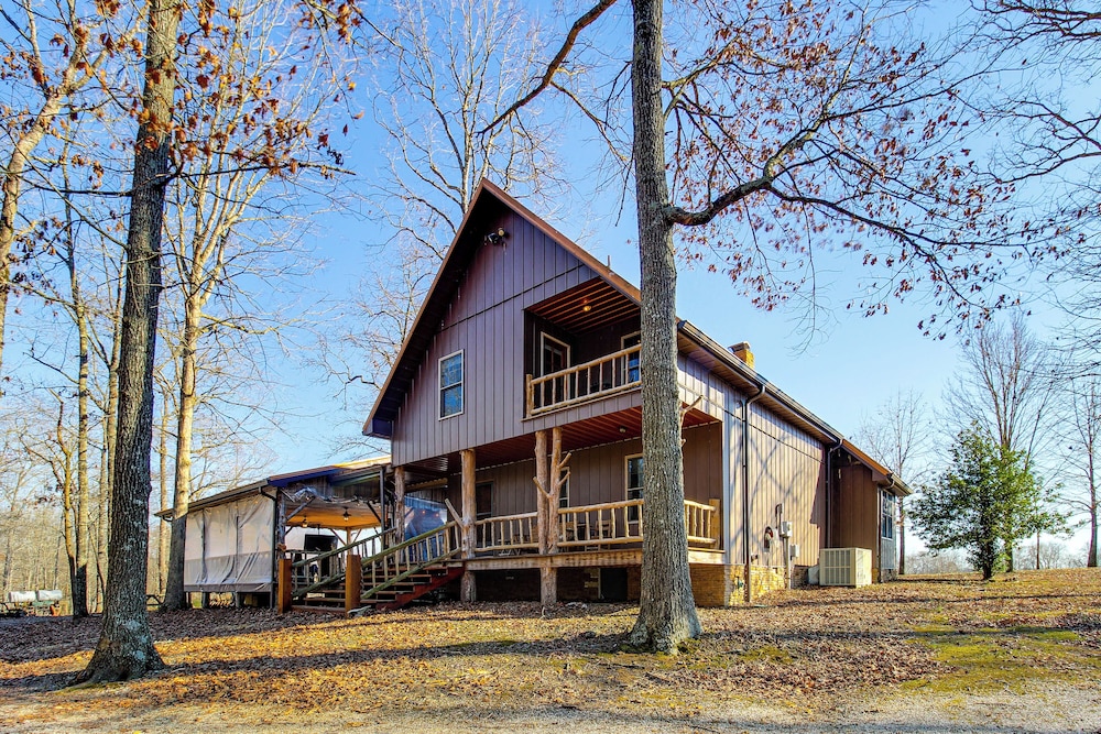 Reel in Fish, Relax By Fire: Mcminnville Cabin