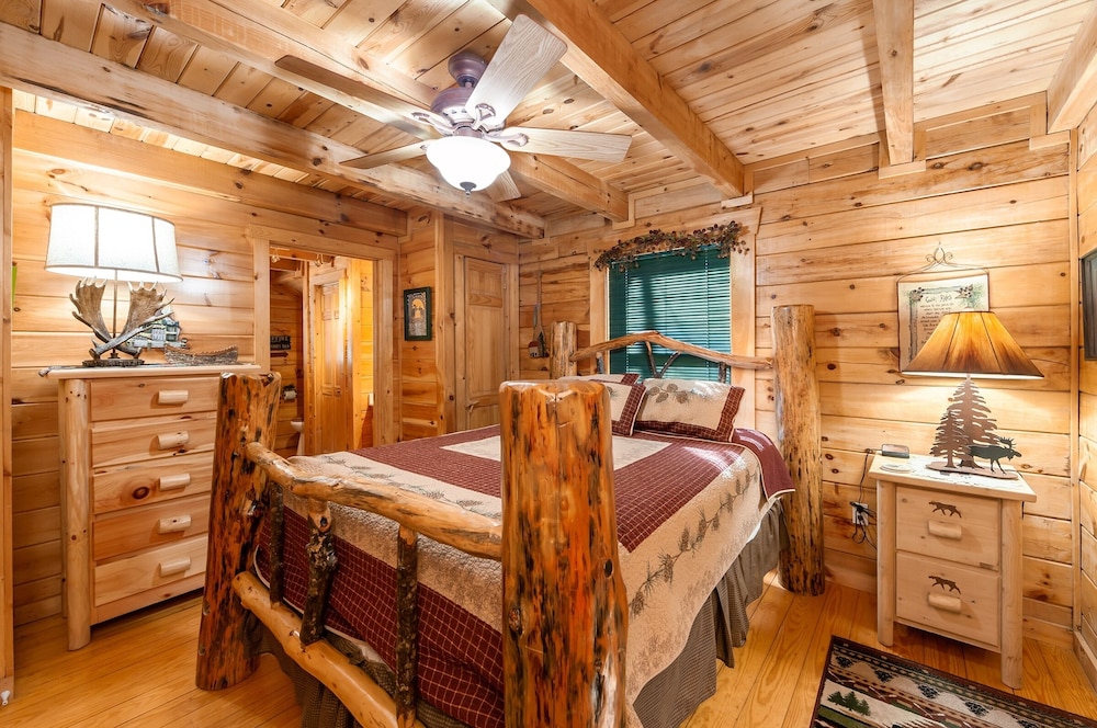 Moose Tracks 3 Bedroom Cabin by RedAwning view 3