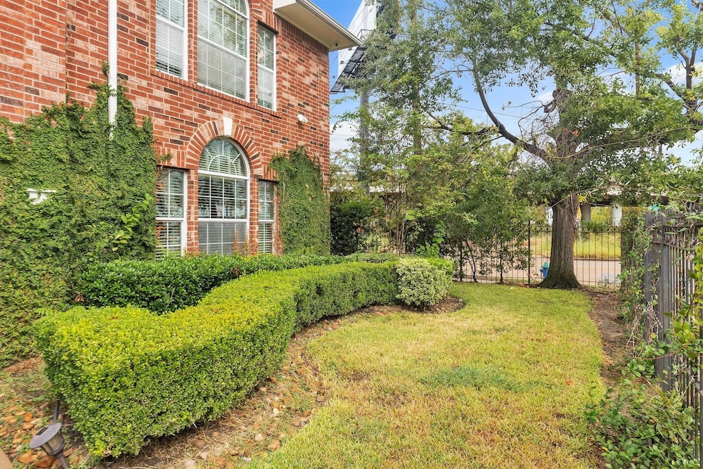 Spacious 6br Getaway Near Houston's Best 6 Bedroom Home