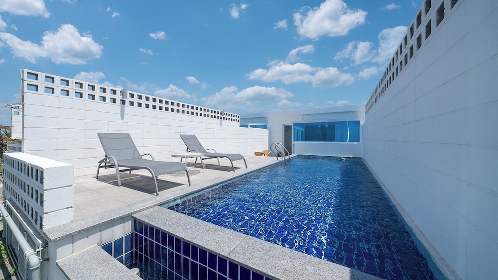 Uni’s Ocean Pool Villa