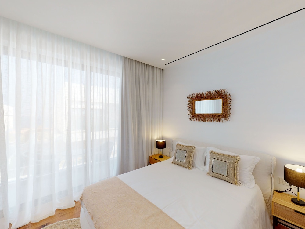 Sanders Konnos Bay Cleo - Amazing 4-bedroom Villa With a Side Sea View