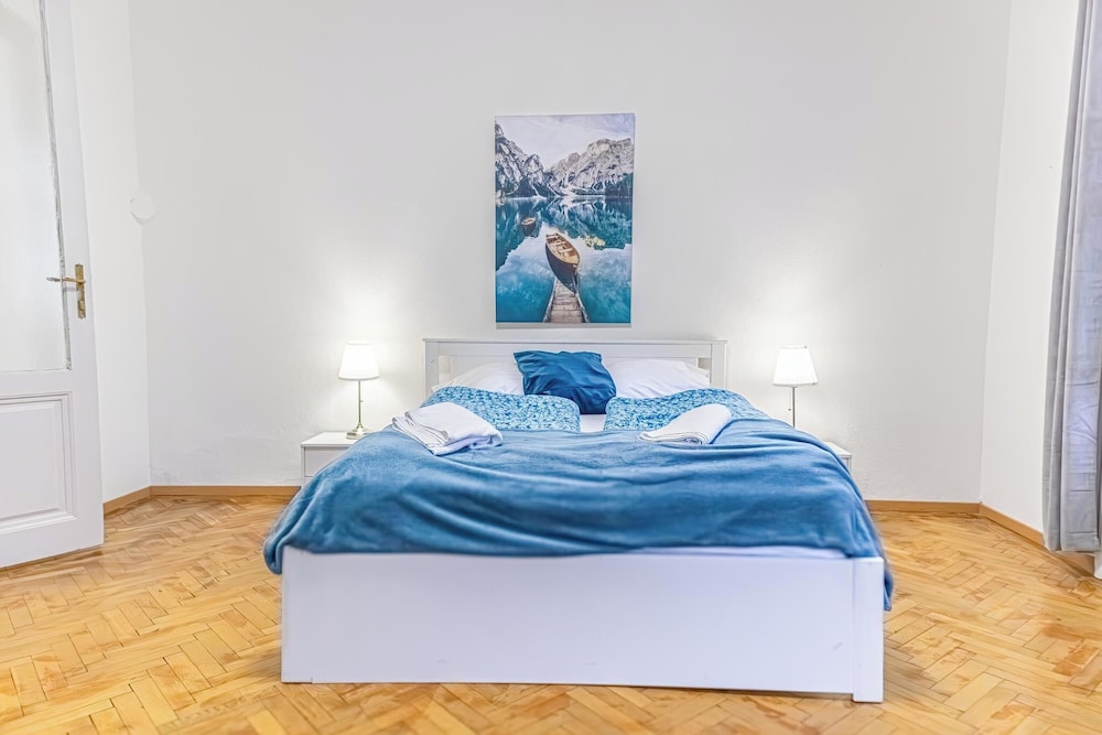 3 Apartments For 16 Near Lugner
