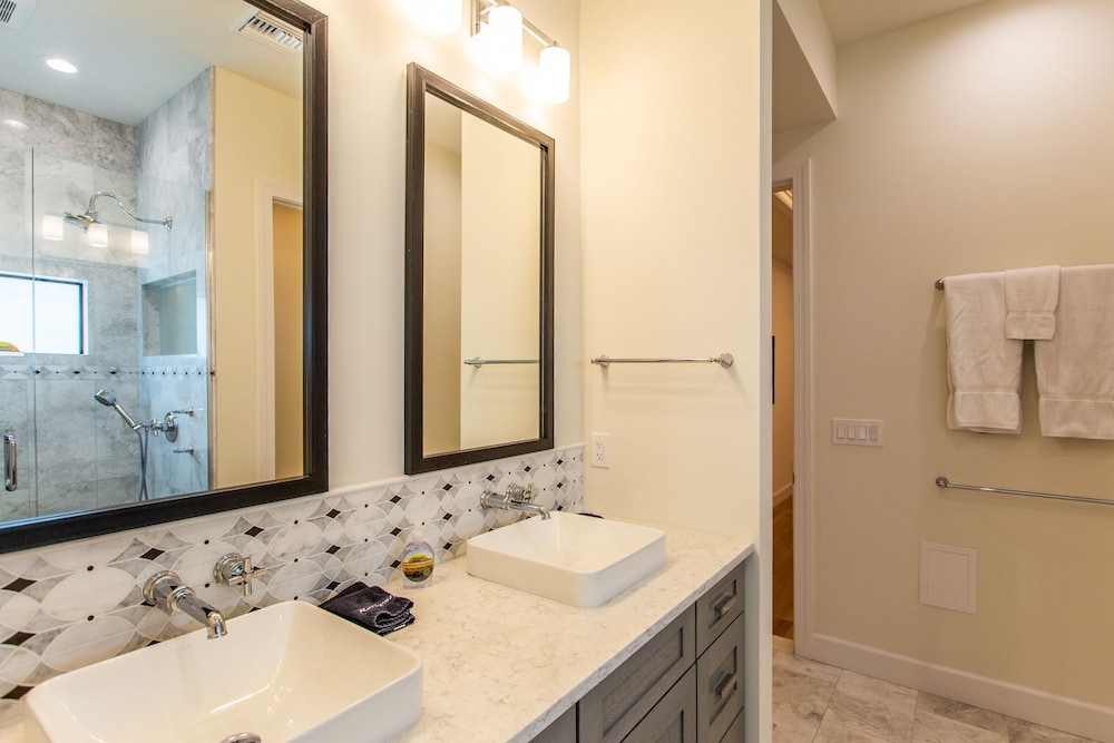 Sorrento Luxury Vacation Home: Expansive 5-Bedroom, 4.5-Bath Retreat with Private Pool, Hot Tub, and Pet-Friendly Accommodations – Just a Short Walk from S