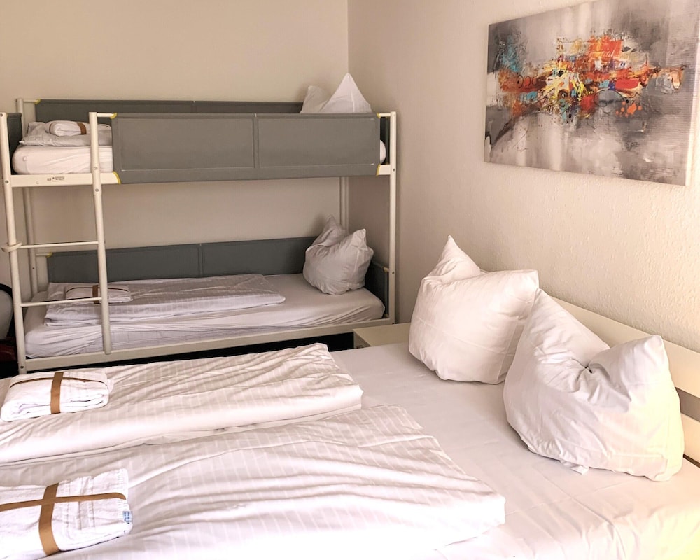 Spacious Flat Near Hiking Trails