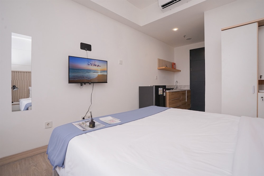 Comfortable Studio Room at Collins Boulevard Apartment