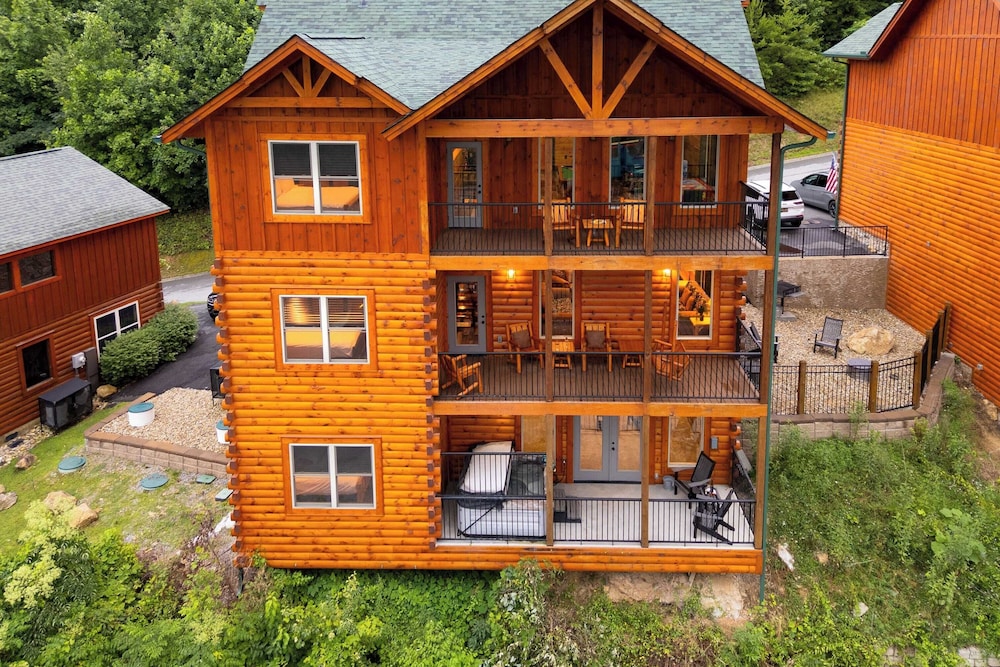 All Fun & Games by Avantstay Indoor Pool, Game Room, Theater, Mountain Views Near Pigeon Forge & Dollywood
