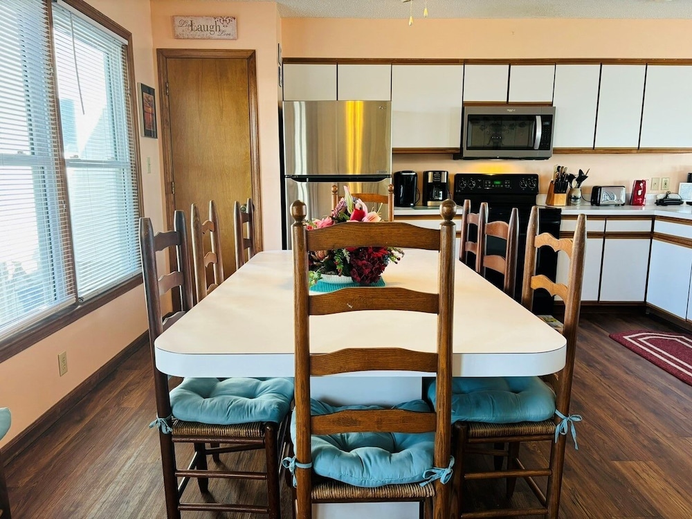 Great Place 5 Bedroom Home by RedAwning