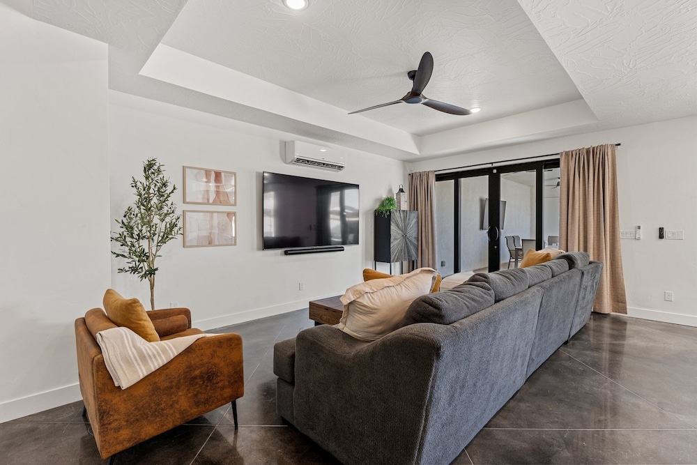 Desert Jewel With Private Gym And Pool 4 Bedroom Townhouse