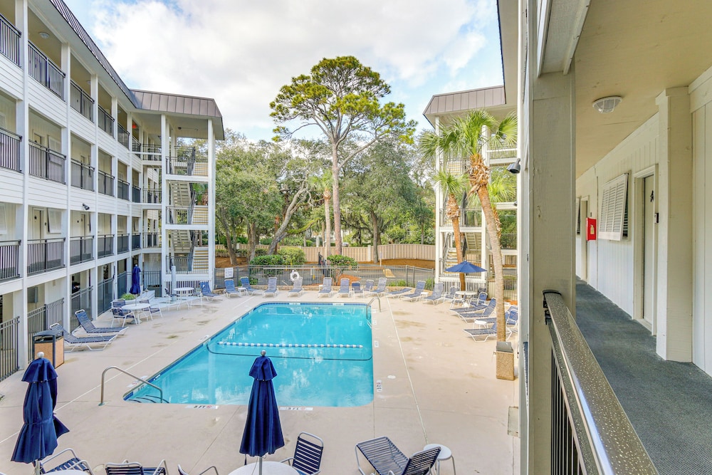 Walk to Coligny Beach Park: Condo w/ Pool Access!