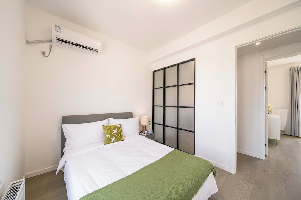 Tyms Elegant 4BR 2BA Apt in Xujiahui