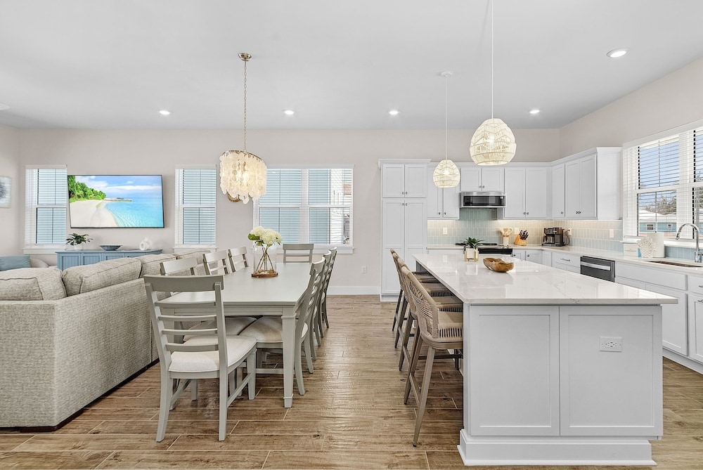 209 Seabreeze Escape: NEW Spacious 5-Bedroom Pool Home 5 Home