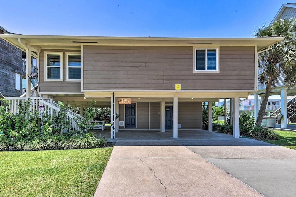 Steps to Beach: Home w/ Deck in Galveston! view 3