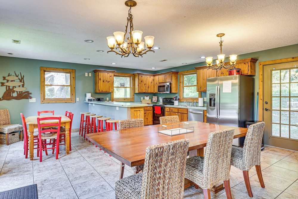 23 Mi to Mohican SP: Group-ready Lodge w/ Hot Tub