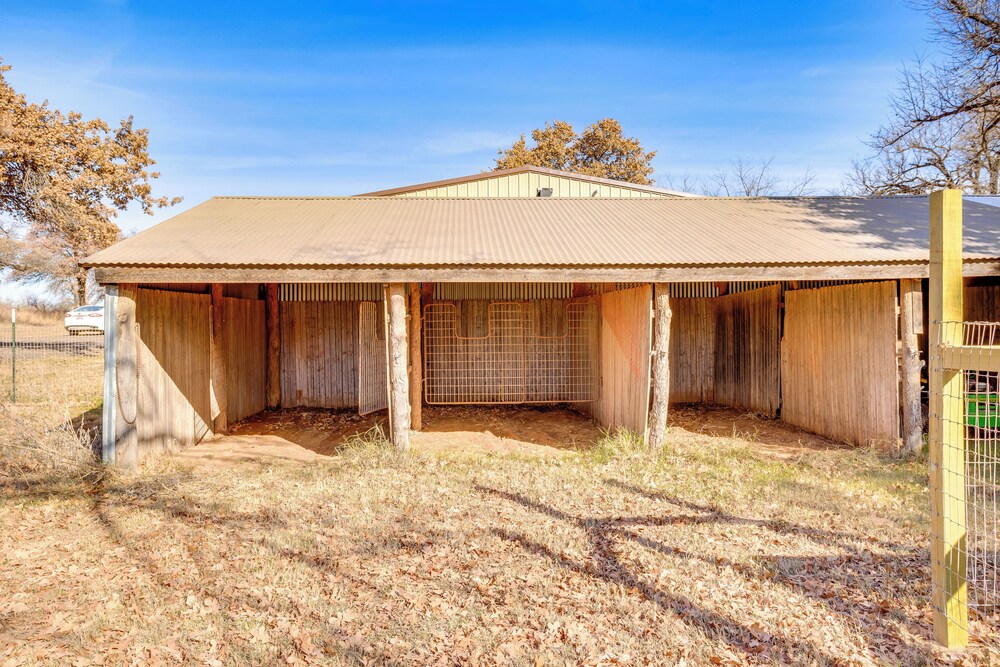 4 Mi to Lazy E Arena: Horse Lover's Haven w/ Grill